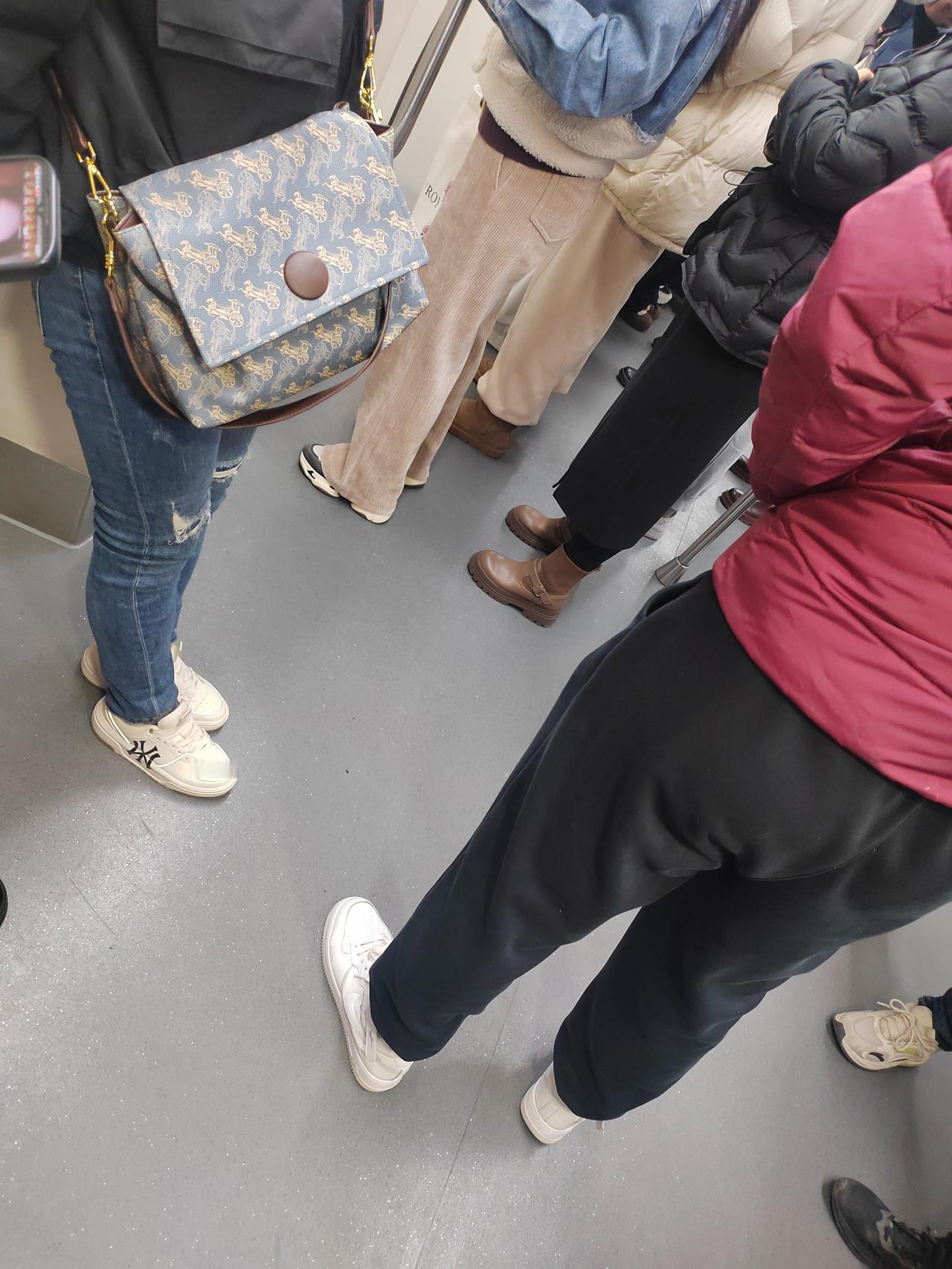 老话讲，春天捂一捂吧，不招病。不过，现在大家就开始乱穿衣服了，羽绒服的，呢子大