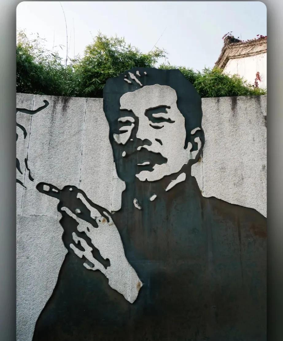 有人要掐掉鲁迅手中的香烟，我们的大文豪若是手中没有香烟，他还能写出铿锵有力的文章