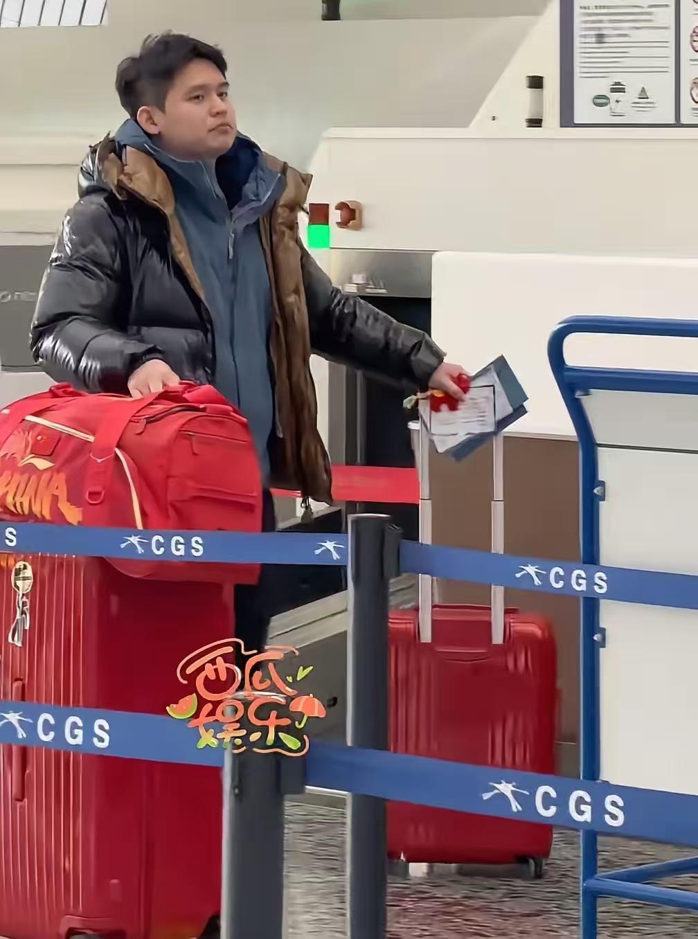 在机场，吸引人眼球的不是曼昱，不是浩浩汤汤的国乒队伍。谁也没想到