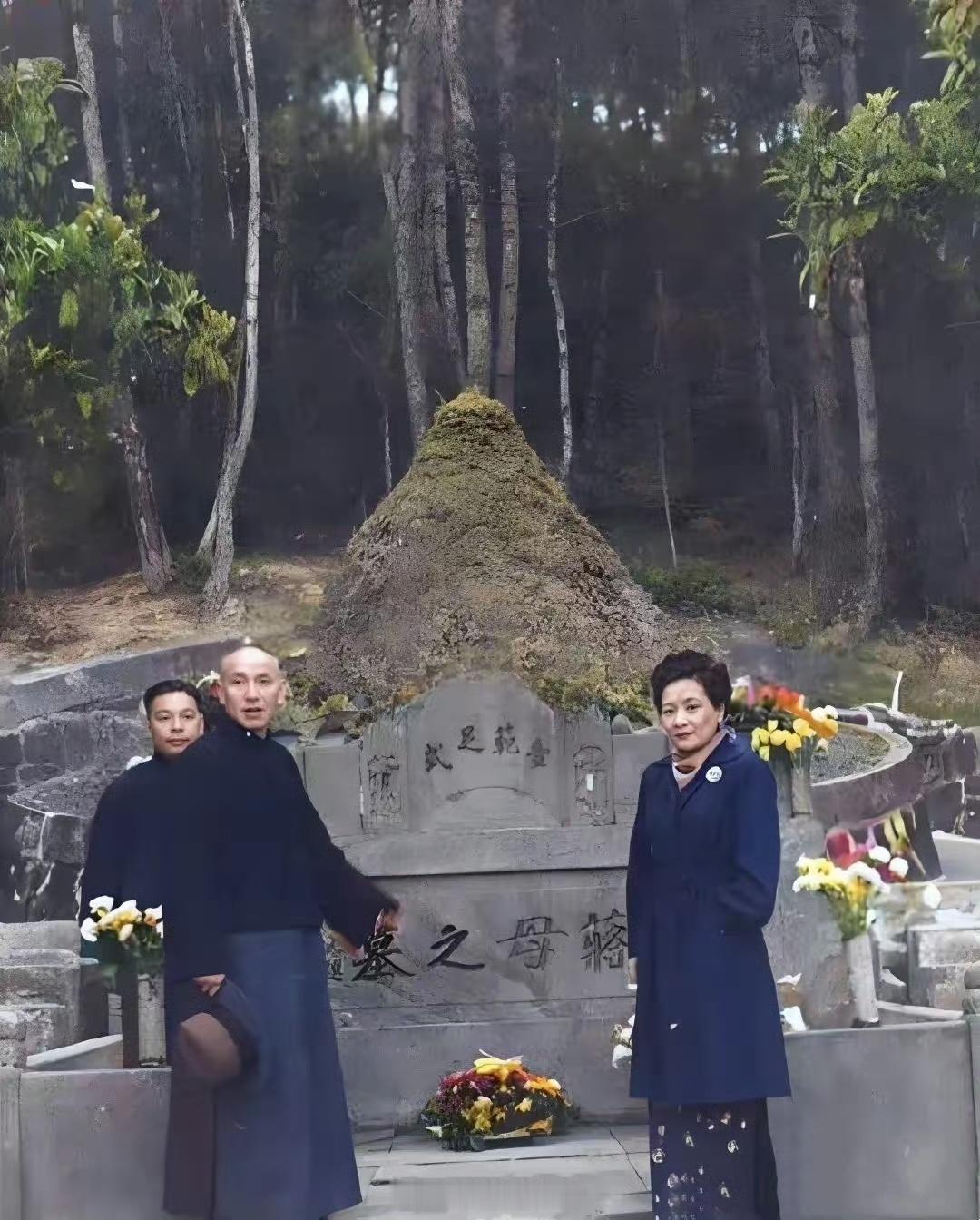 1949年，宁波。蒋介石回乡为母扫墓，他将坟头垒得高高的，因为他不知以后还否有机