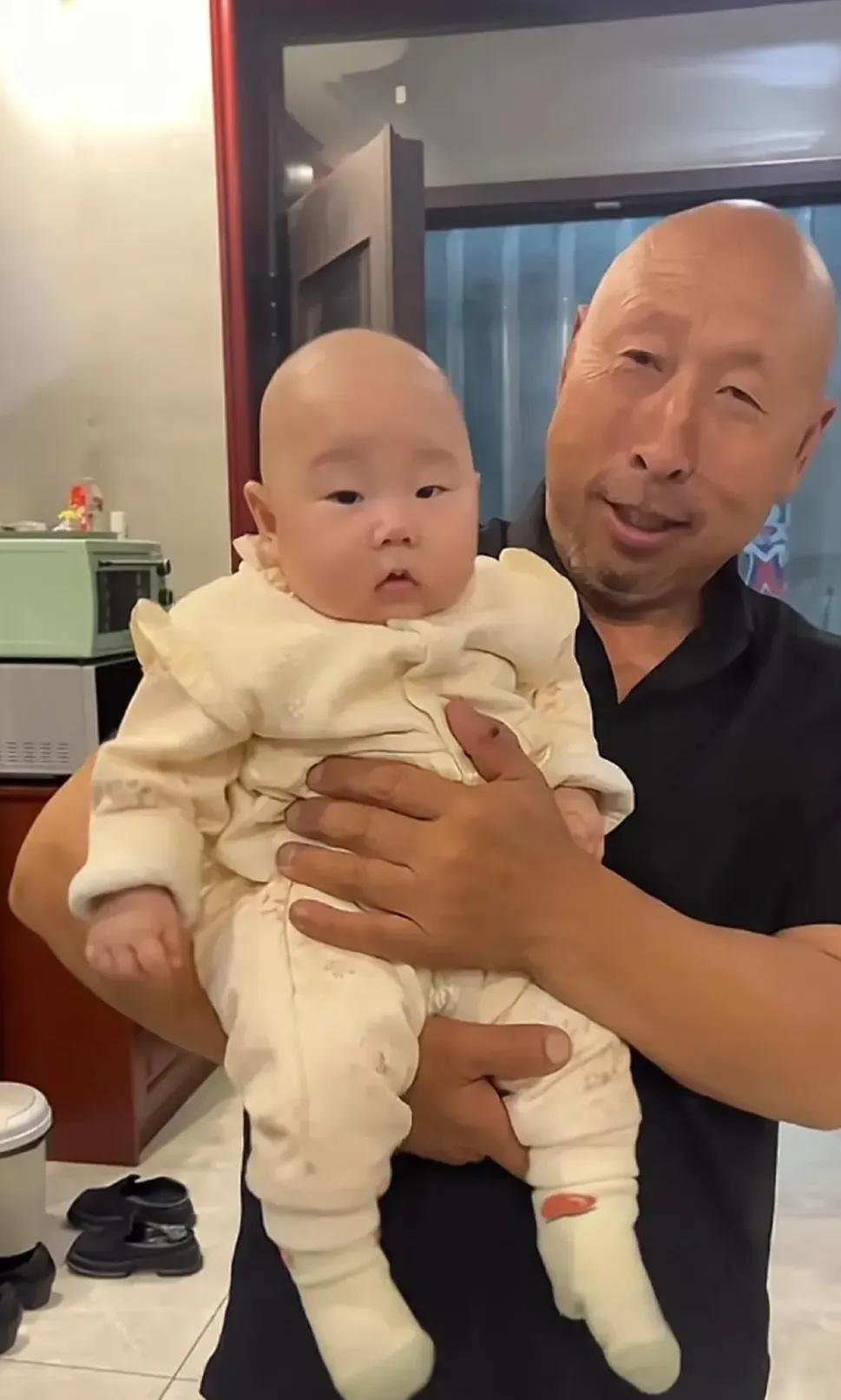 泪目！儿子生下来才三个月，公公就从老家赶来帮我带孩子。婆婆走得早，家里实在离不开