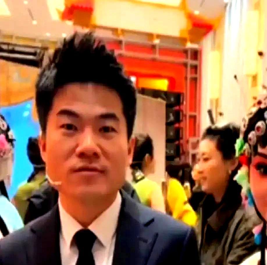 别再吹董宇辉的天赋了，扒开他那份《将进酒》的手稿，全是拼音和停顿记号。那份