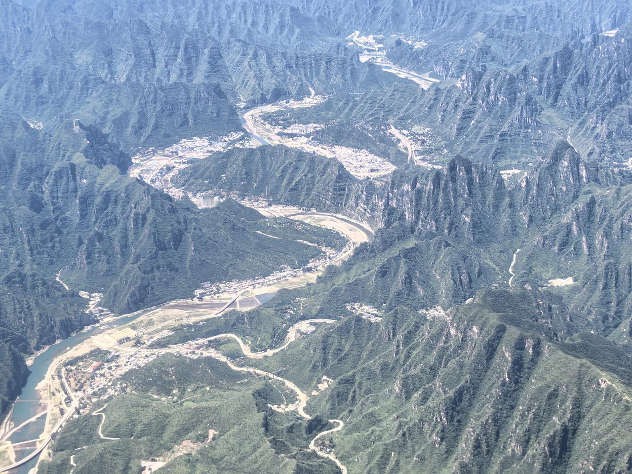 两个盗墓贼是父子，他们进了一座古代的贵族夫妇合葬墓。父亲在墓室西南点了一根蜡烛，