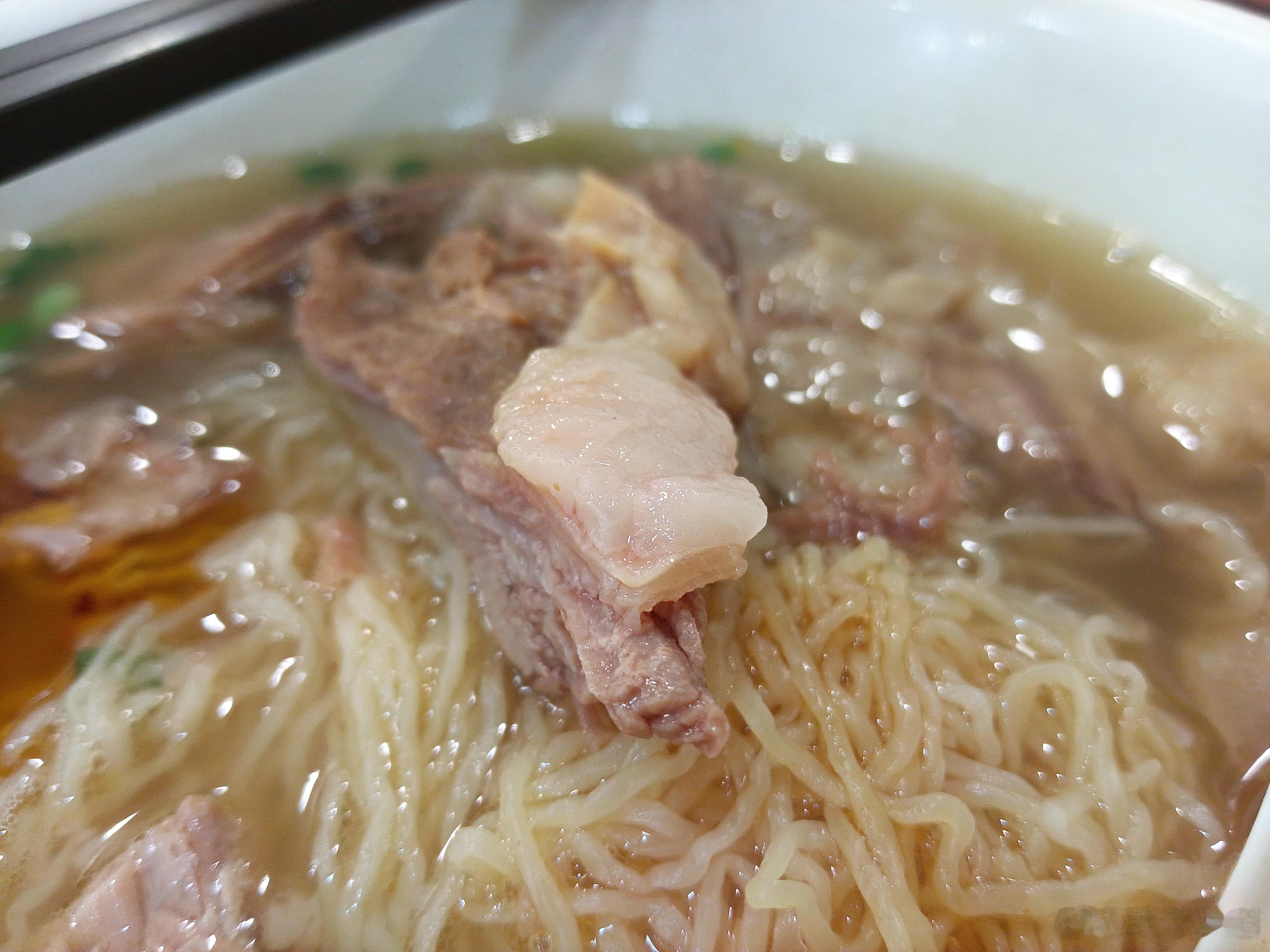 人家这叫牛肉面六条肋条肉。贵点儿我认了。昨天没来得及拍就下去了今天又差点吃