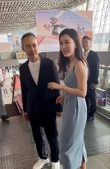 王石被小娇妻拿捏的死死的，田朴珺在与别人高谈阔论时，王石就那样静静的看着，满眼都