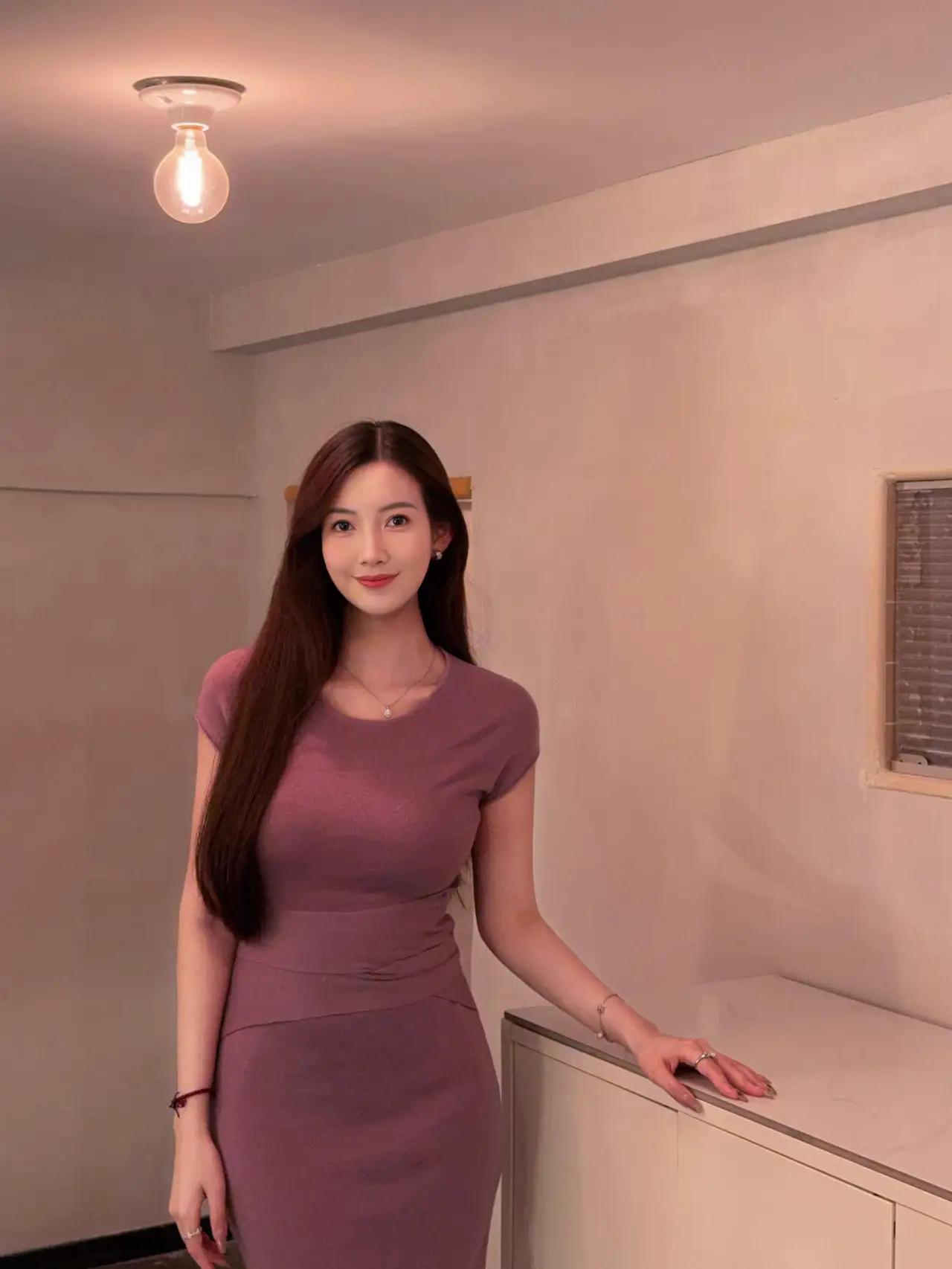温柔甜美的紫色连衣裙，搭配简约的室内背景，散发着优雅气质。女生如何穿搭看起来时尚