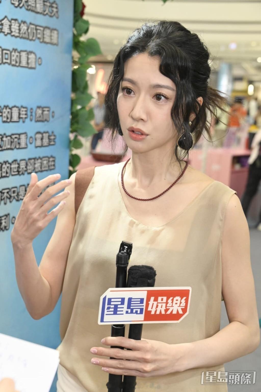 蔡思贝听到何雁诗“弃子”相关质疑立刻化身人肉摇头机，摆手回避话题：我不知道呀蔡思