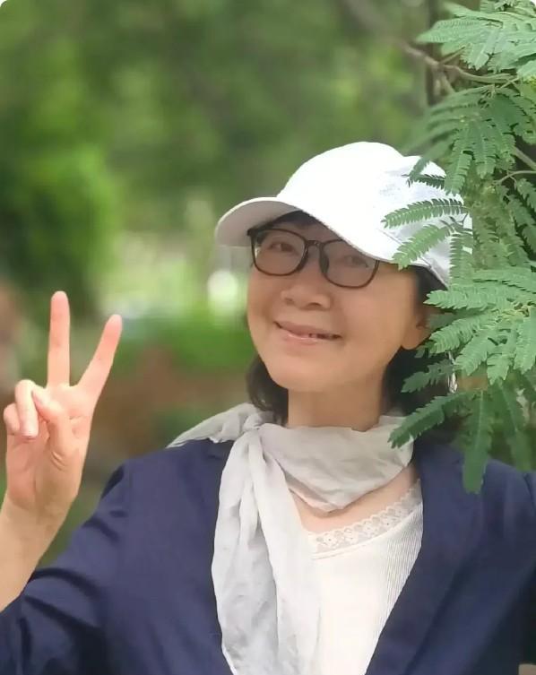 我在病床上，她是远房亲戚，打电话过来哭哭啼啼，说没钱过年了，借钱买米。接到电话时