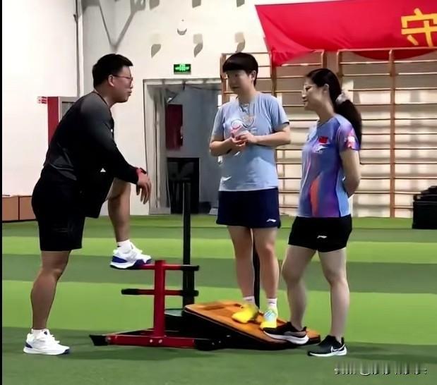 认真练习平衡力莎莎。在封闭训练的日子里，大家都好想念莎莎呀！还好有站姐。莎莎站在