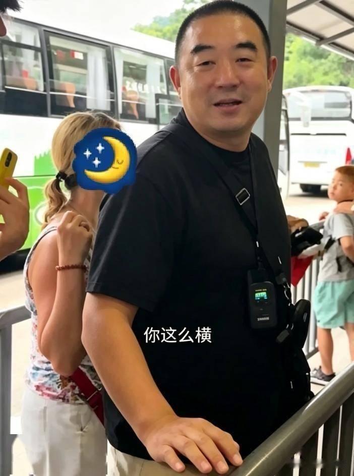 7月6日，北京慕田峪长城很多游客都在排队，一名40多岁的导游仗着自己领着的是外籍