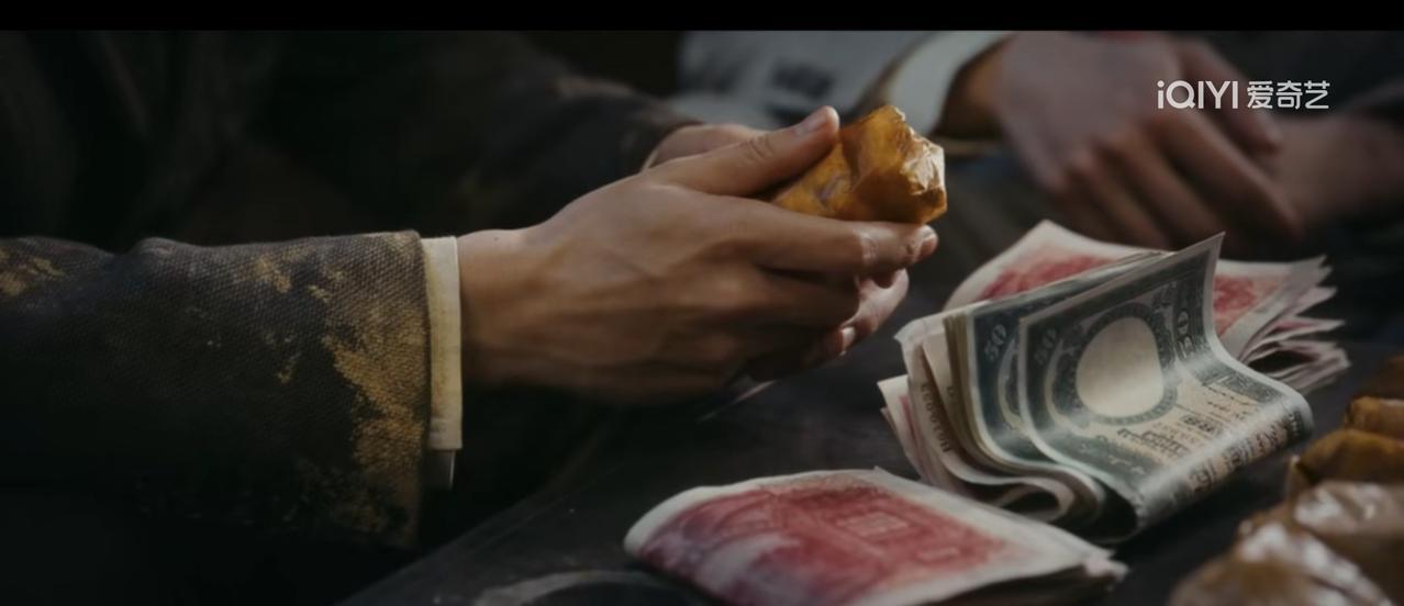 你以为《风与潮》爆火是靠商战？错了，是任嘉伦跳下海那秒。他演的何贤，伸手拽回