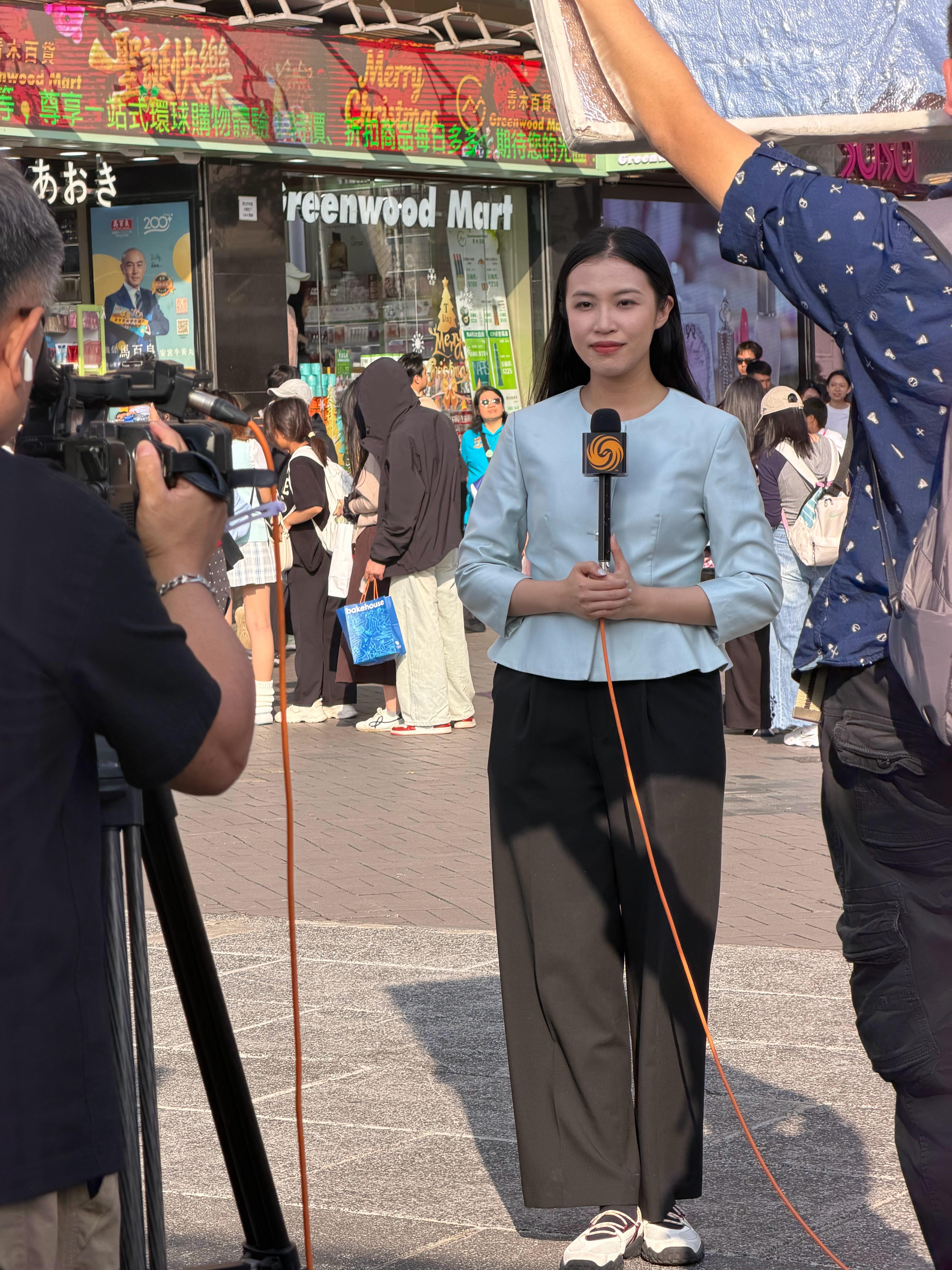 凤凰台估计在讲，内地游客来港旅游的事情吧？😂