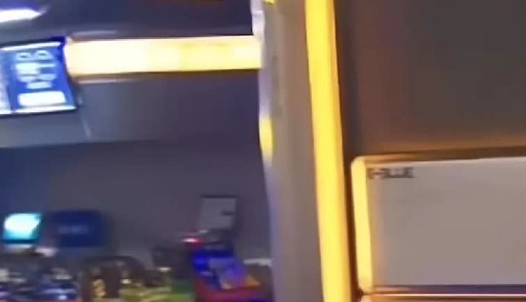 上海的网吧老板真的太难做了在上海闵行区一家网吧，有一天来了一名男子，进来就躲