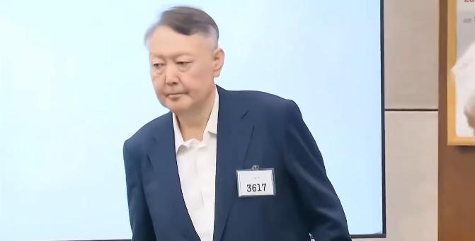 这是尹锡悦吗？变化也太大了吧！9月26日，尹锡悦出庭受审，画面中尹锡悦已经头发