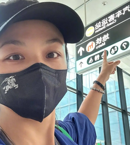 汤唯回老家杭州坐公交口罩也难掩绝佳气质