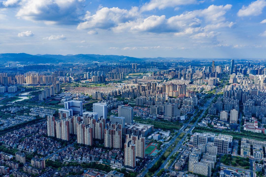 在成都和重庆都生活过，最后我还是更愿意待在成都。不说那些虚的，就凭气候和交通这两