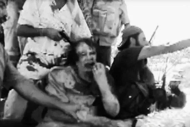这是2011年，卡扎菲被处决的现场，当时的他刚刚被反对派的士兵从阴暗的下水道里拖