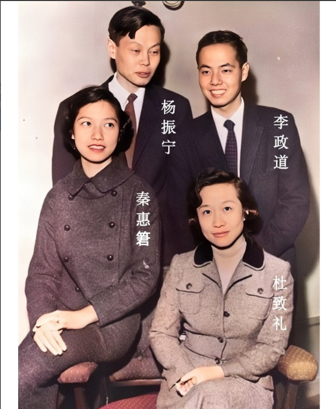 这是杨振宁夫妇和李政道夫妇在瑞典诺贝尔物理学奖颁奖时的一张珍贵合影，拍摄于195
