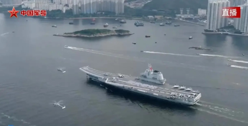 排面拉满了，山东舰已经抵达香港，歼15T直接摆出起飞姿态，官兵在甲板上摆出国安家