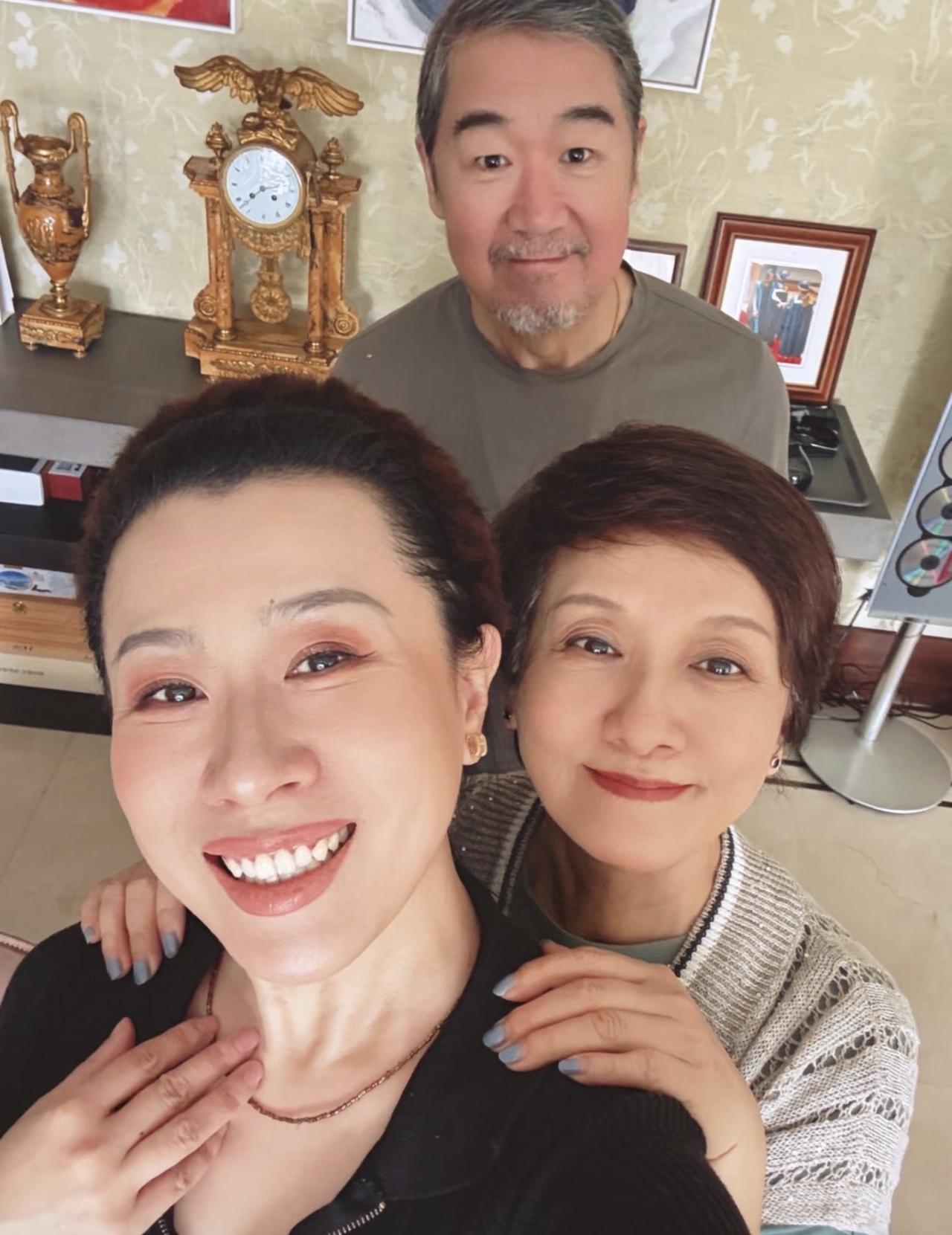 好友去张国立家做客晒合照，背后客厅曝光装修的很简单，摆件很有年代感，没想到张国立