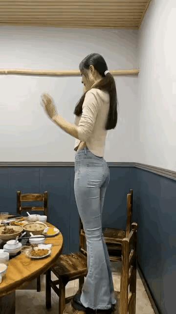 这顿饭小姐姐是吃舒坦了吧！瞧情况指定是东北菜！