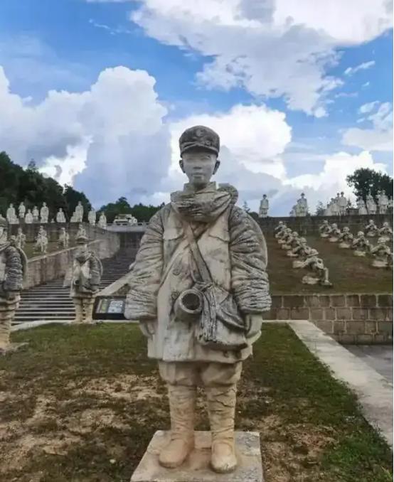 “你代表不了政府，小心我去告你们。”11月7日，女子带日本人，入住云南腾冲一酒店