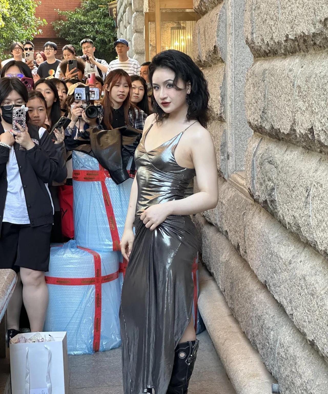 她是谁啊！？就长这丑样还出来吓人！这圈算是乱套了！大家有认识这个女人的吗？她叫什
