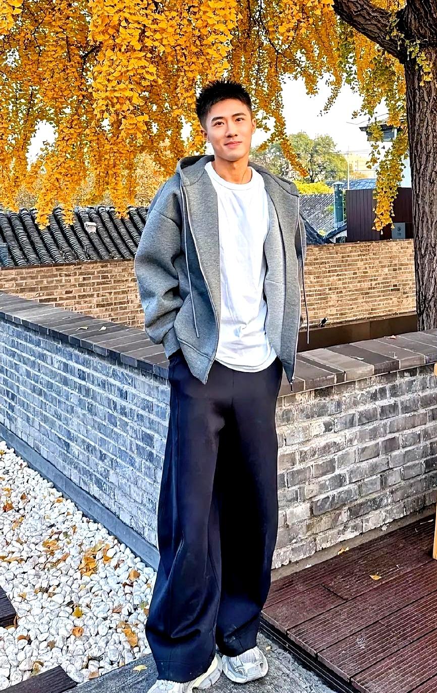 你说当妈的，谁不想孩子出人头地？可我家这小子，高中就是花钱进去的，乐呵呵混了三