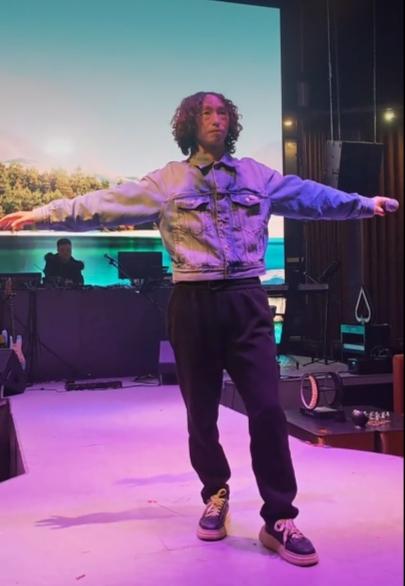 庞麦郎这样的唱法，这样的装扮也会有人喜欢，都不知道他在舞台上唱的是什么，跳的是什