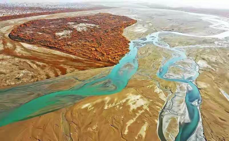 塔克拉玛干黄沙漫天，常年干旱少雨，可地下深处，竟藏着一片“地下海洋”。它的储量比