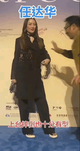 70岁任达华台上意外摔倒，起身后的一句话让人心疼岁月不饶人，但这位影帝的敬业精神