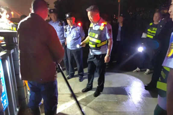 武汉渔政太赞了！全天24小时巡河，检查了530名河边的钓鱼人，查到51人违规钓鱼