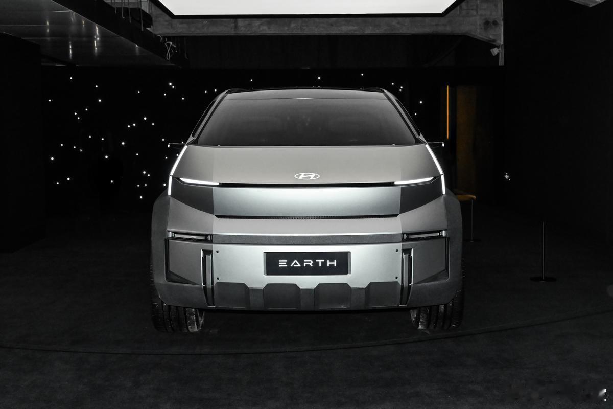 连续三年MPV销冠的腾势D9，今年开局不顺——1月输给丰田赛那，3月排到了第六。