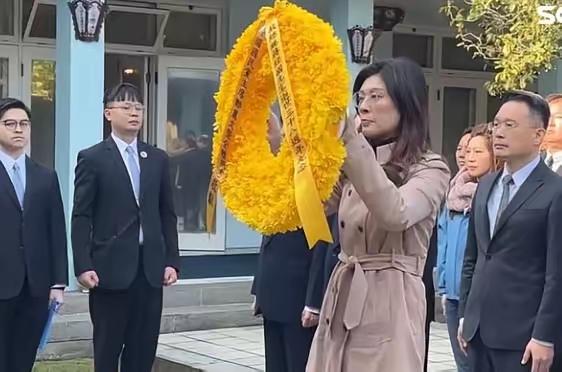 在蒋经国陵寝前，郑丽文教蒋万安怎么做人，示范如何坚定“中国人”立场！她今天再次公