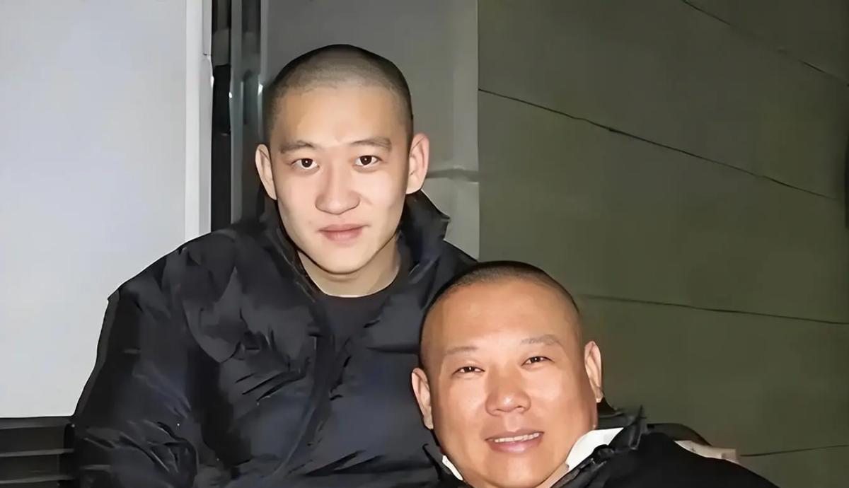2010年，曹云金出走德云社，带走了19岁的烧饼。曹云金说:“德云社称收徒弟不收