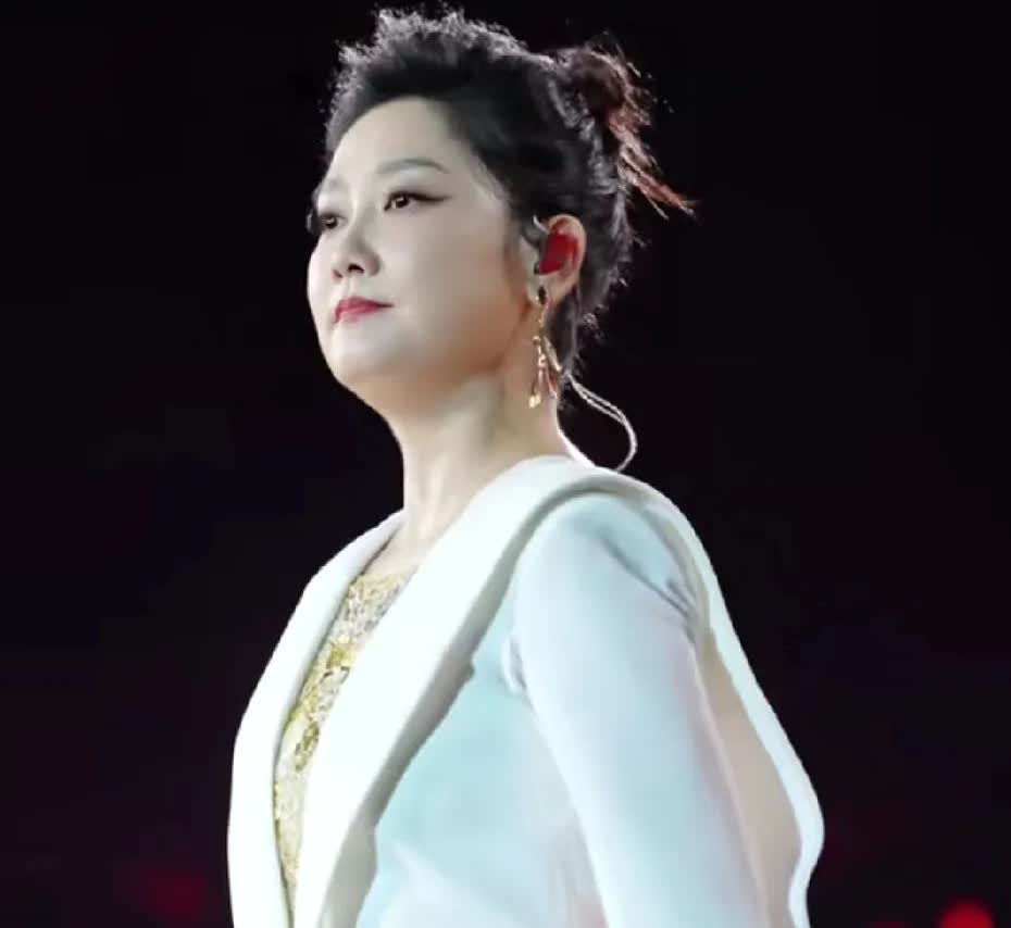 想不到玲花竟这么有情有义！令人动容！令人敬佩！凤凰传奇青岛演唱会人山人海，座