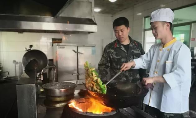 司务长是干什么的，是军官还是士官？在部队基层，有个角色总被大家低估，他管着全连