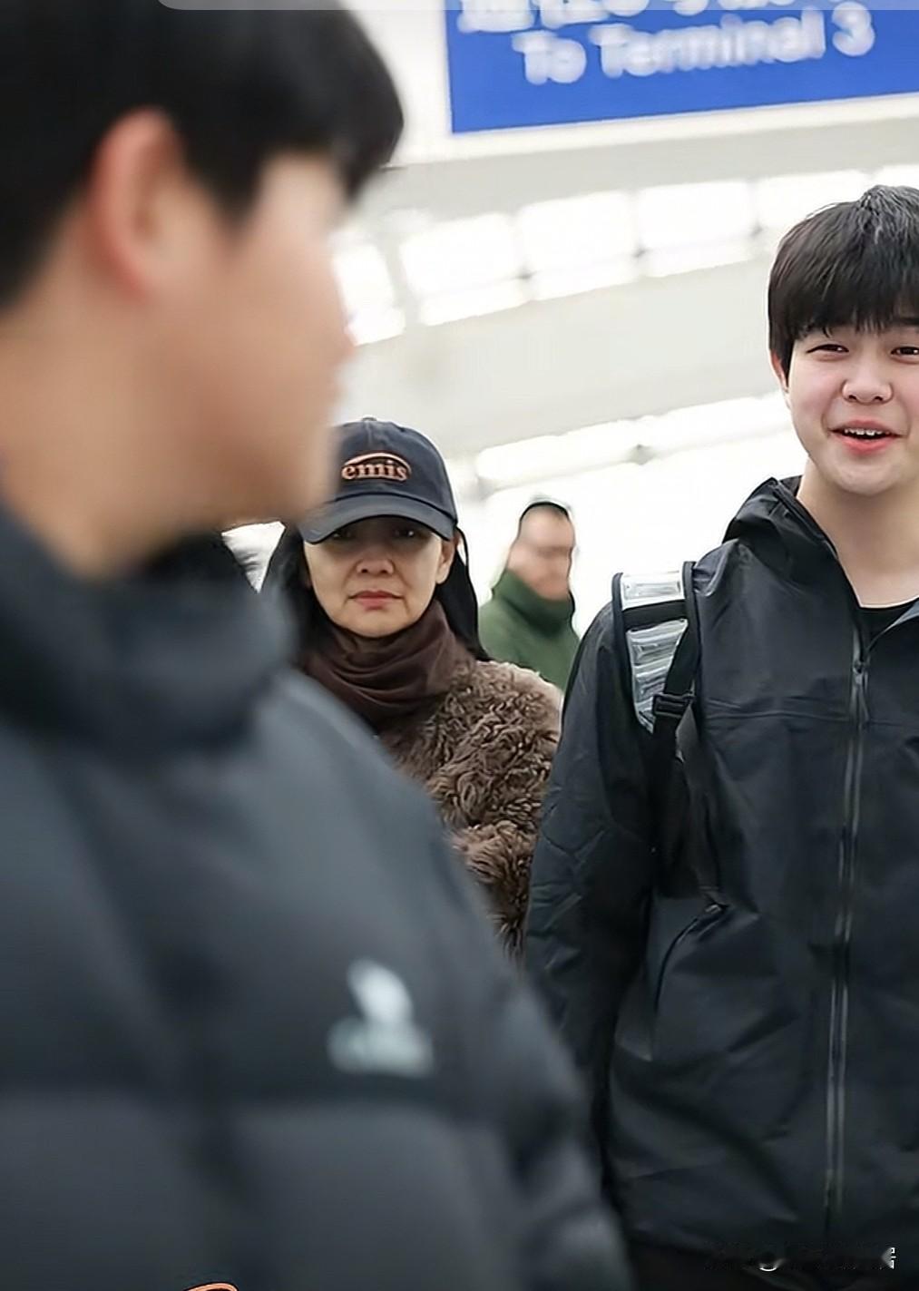 有钱就是好啊，以前胡可的这儿子小鱼儿有个医生说怕他长不高，可把沙溢胡可的夫妻俩