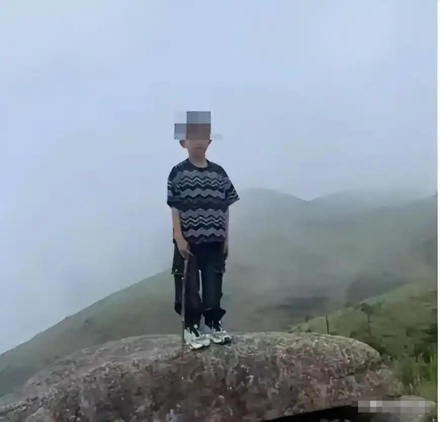 [哭哭][哭哭]已经失踪50多天的福建男孩小邹邹终于找到了，但是却天人永隔，小小