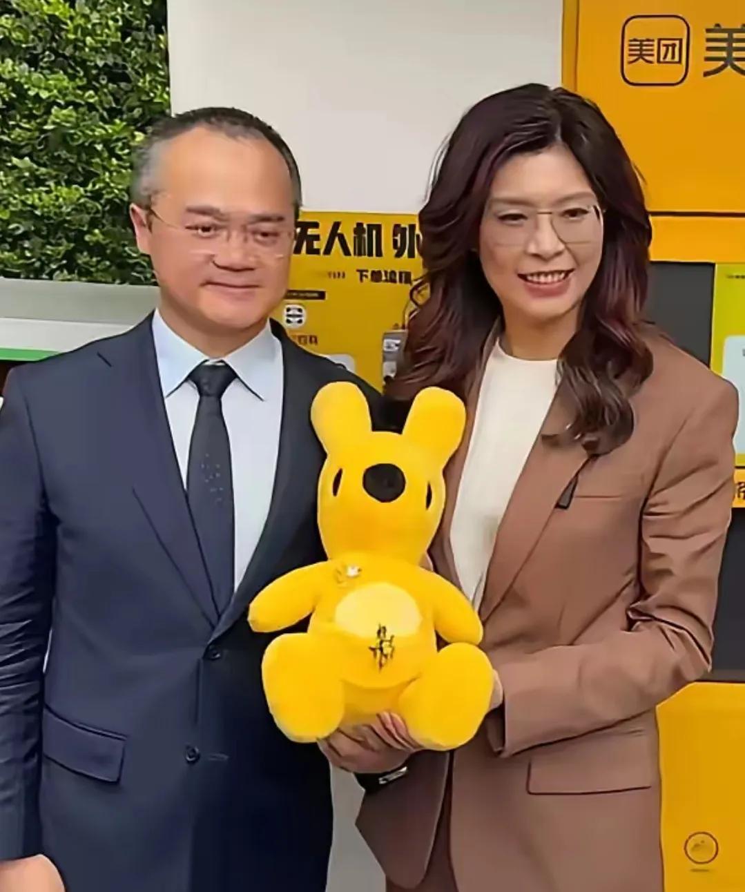 美团王总好久没露面了，果然岁月是把杀猪刀，两鬓已发白，比几年前看的显得苍老了好多