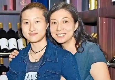 成龙，连夜冲上热搜！7月15日，72岁的成龙，冲上热搜，关于私生女传闻，吴绮莉终