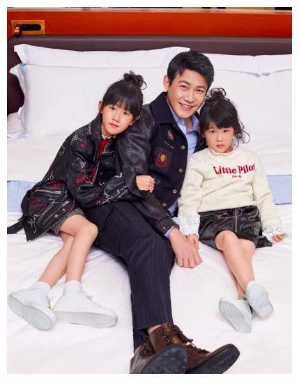 大女儿贝儿脸型偏长一点，她的面部轮廓，眉眼，鼻子的骨架很复刻陆毅，不少网友叫她