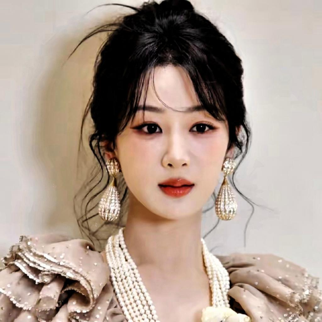 我给奶奶看了杨紫的照片，我奶奶沉默了一会，突然说了一句话，她说这女的是不是在