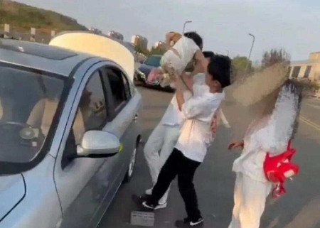 建议直接录取！近日，山东日照，一女童被家长锁在汽车里面，结果因高温外加缺氧，马上
