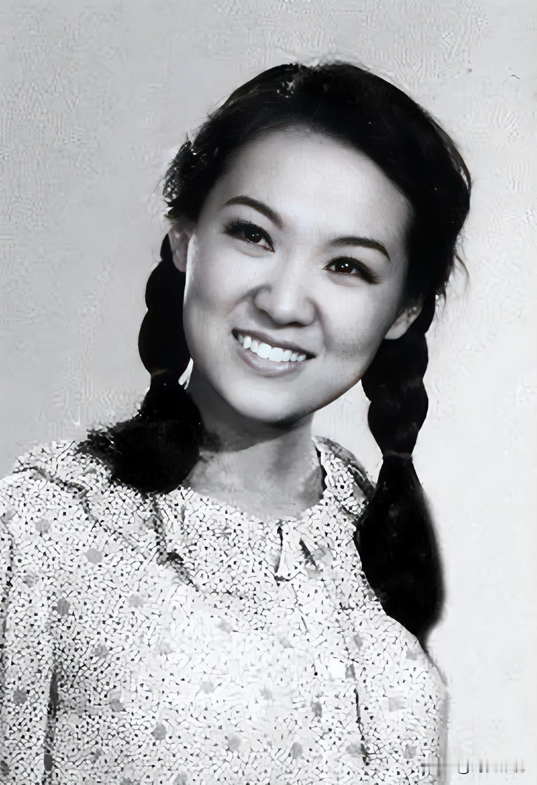 大家还记得这位女歌手吗？她今年67岁，土生土长的北京人，父母都是普通工人，中学