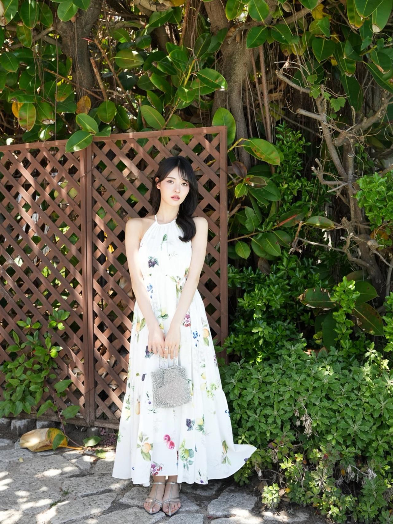 夏日清新穿搭，白色碎花裙搭配自然绿植背景，优雅迷人。美女究竟能有多美