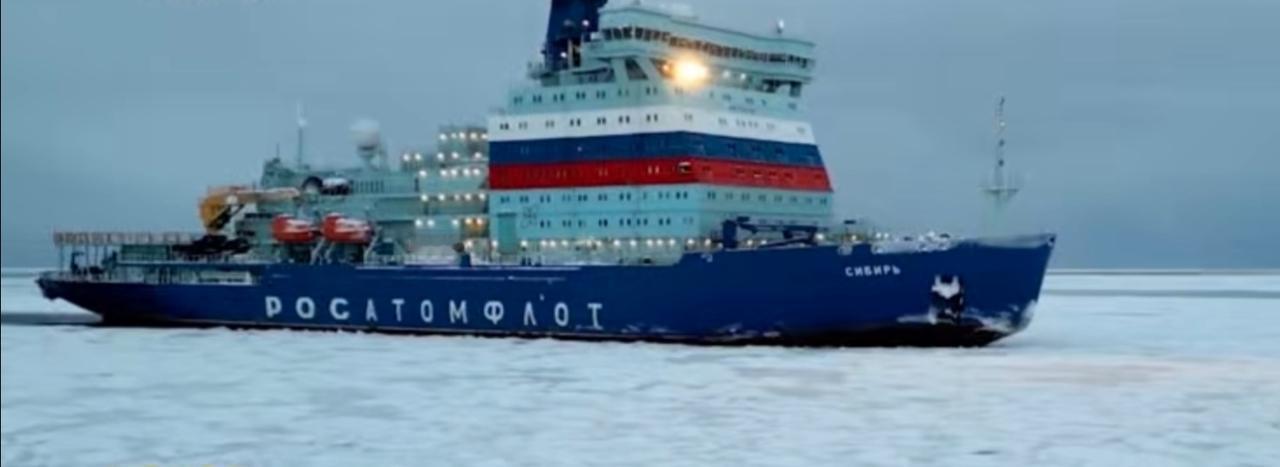 在冰封的北极海面上，俄罗斯“西伯利亚”号核动力破冰船正缓缓前行，突然与一只北极熊