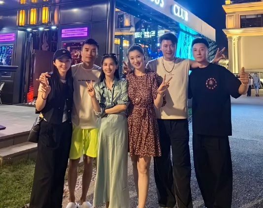 黄圣依这裙子的褶子一看就是真丝的。​​​