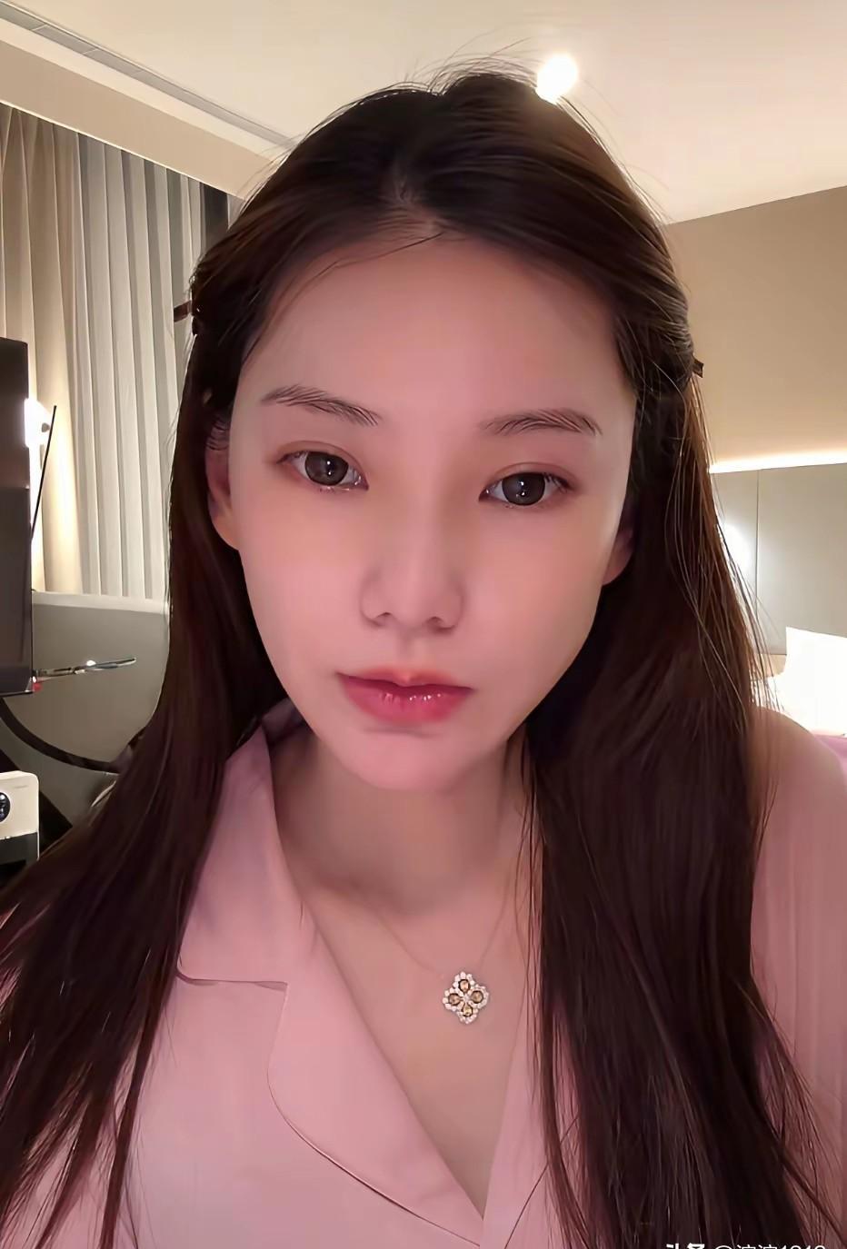 深夜，汪小菲在直播中透露Mandy将带“小汪宝”回北京定居，理由是“体谅我太辛苦