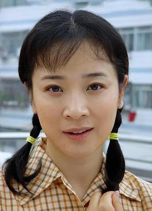 演员陈小艺说：“我们中戏87级同学都有外号，何冰当年性格内向，不爱说话，被同学起